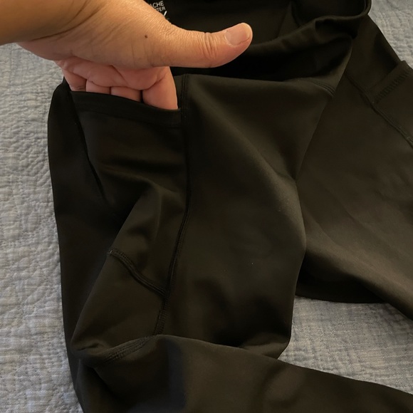 Stretchy leggings, perfect for running, has 2 pockets and is higher waisted.New. - Picture 3 of 5